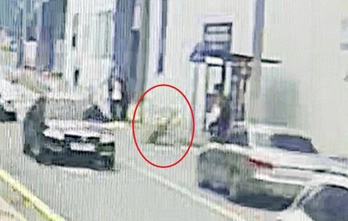 13일 오전 광주 남구 방림동 한 도로에서 50여ｍ 높이에 있던 크레인 연결고리가 추락하고 있다. 이 사고로 도로 파편에 맞은 보행자 1명·과호흡 증상을 보인 3명 등 총 4명이 병원으로 이송됐다.  [독자 제공 영상 갈무리=연합뉴스]